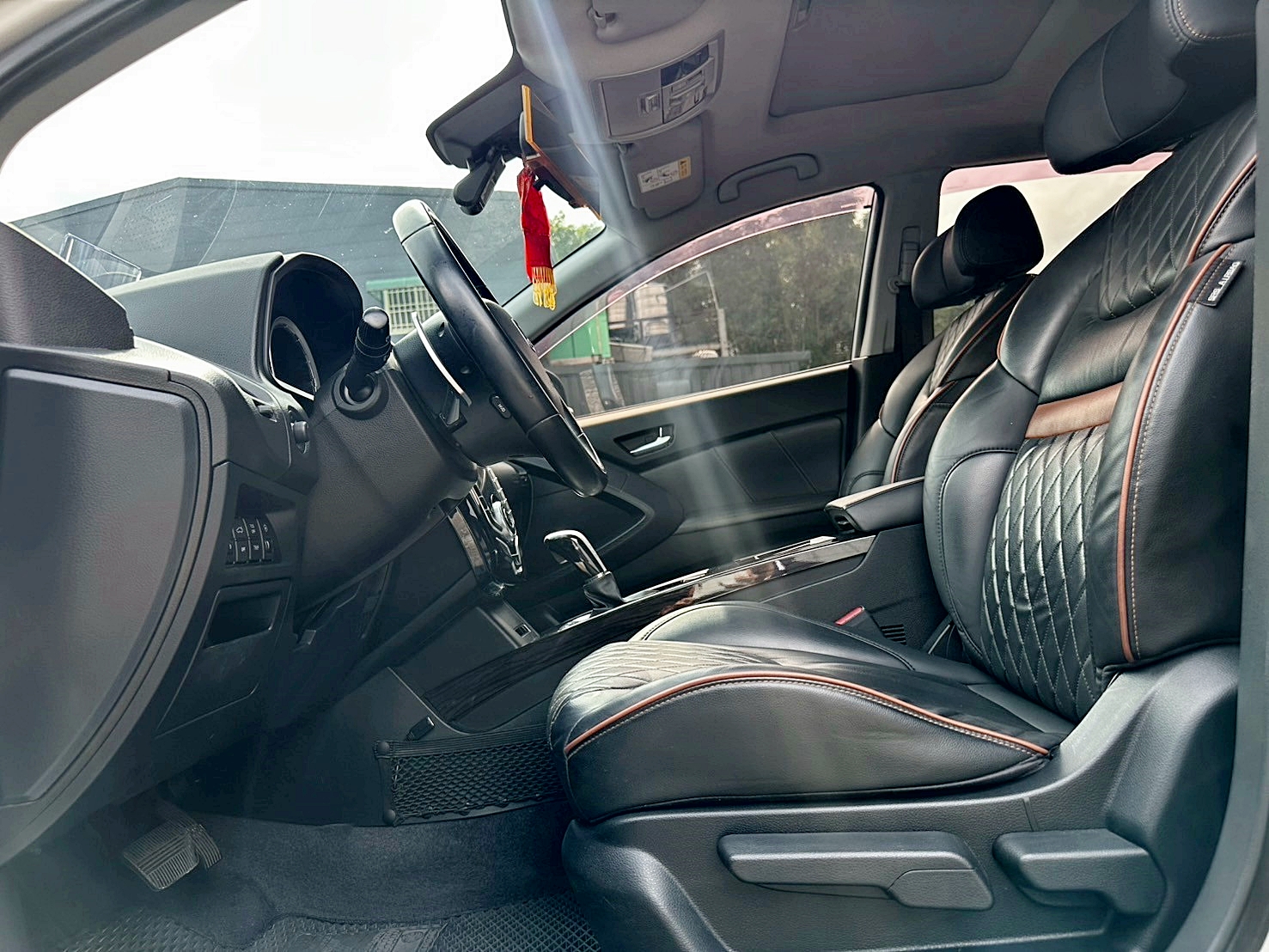 超值SUV 認證車兩年保固 2016年 Luxgen U6 Turbo ECO Hyper 1.8魅力型 6速手自排 渦輪增壓 僅跑11萬  第3張相片