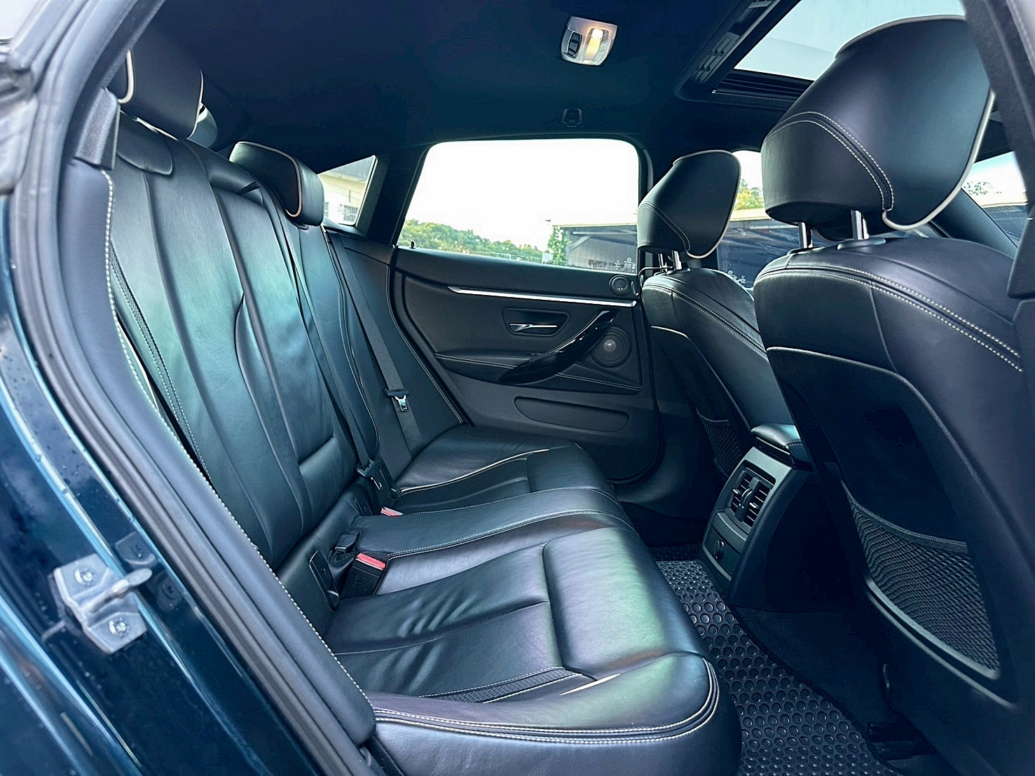 五門掀背轎跑車 2014年 BMW 428i 2.0 Gran Coupe Modern Line 新車價276萬 8速手自排 渦輪增壓 LED日行燈  HID氙氣頭燈   第13張相片