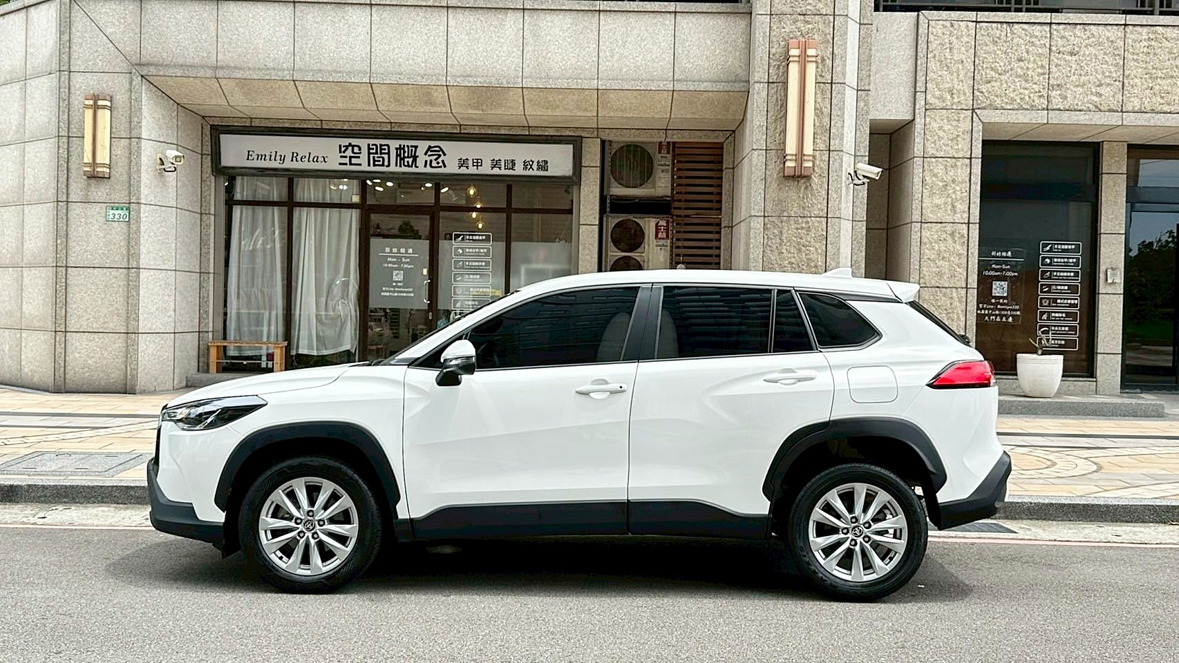 買對新古車 何必買新車 2024年 Toyota Corolla Cross 1.8豪華 僅跑1.9萬 原廠保固中 CVT 7速手自排 自然進氣  第2張相片