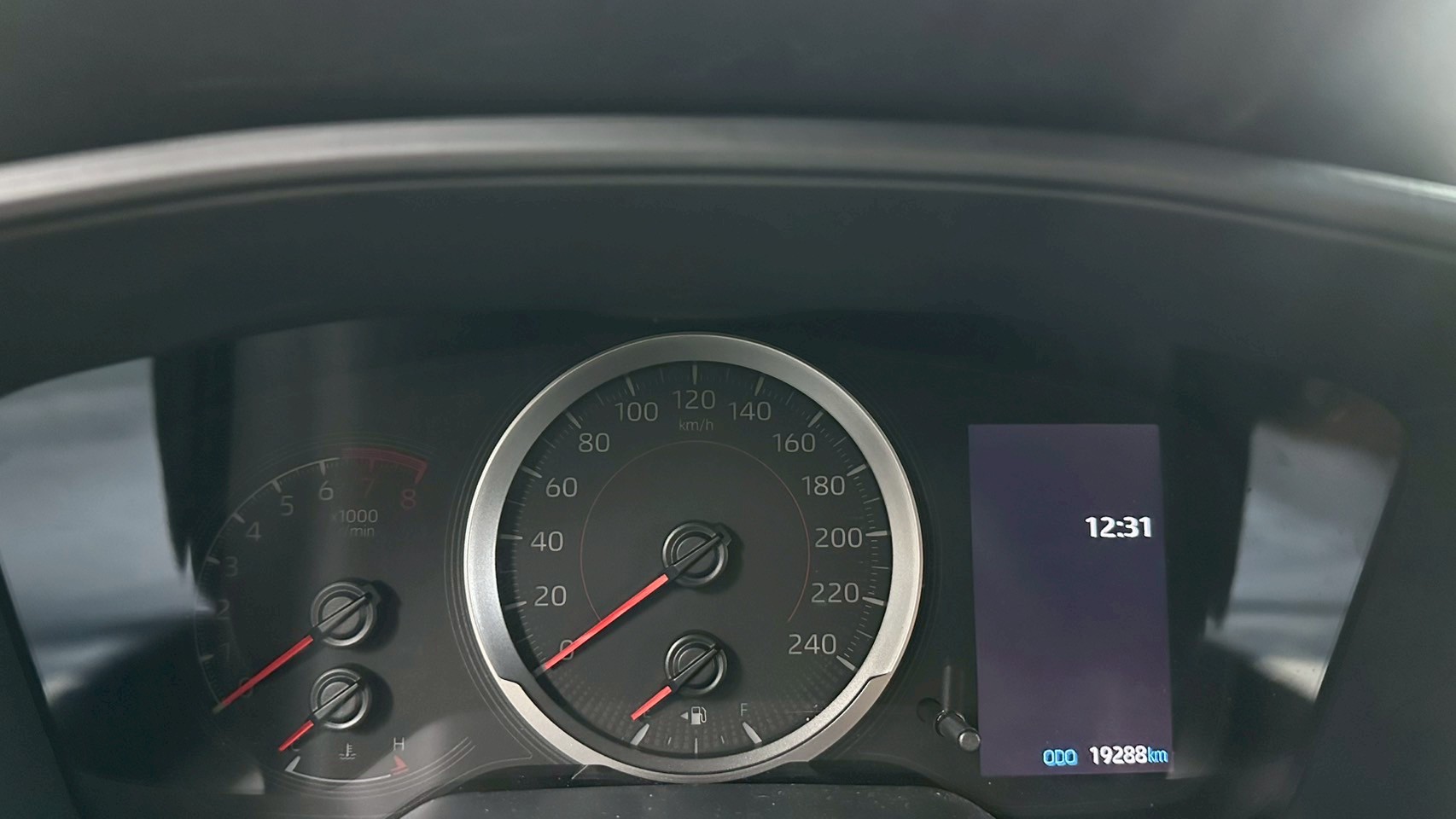 買對新古車 何必買新車 2024年 Toyota Corolla Cross 1.8豪華 僅跑1.9萬 原廠保固中 CVT 7速手自排 自然進氣  第7張相片