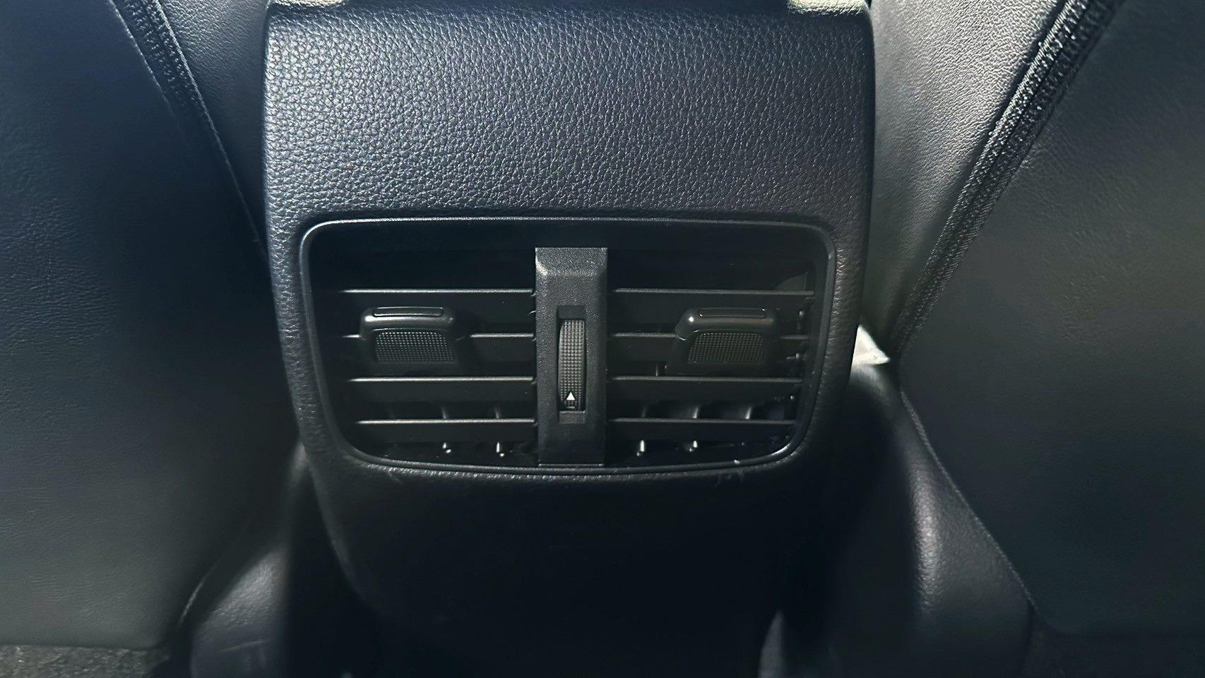 買對新古車 何必買新車 2024年 Toyota Corolla Cross 1.8豪華 僅跑1.9萬 原廠保固中 CVT 7速手自排 自然進氣  第10張相片