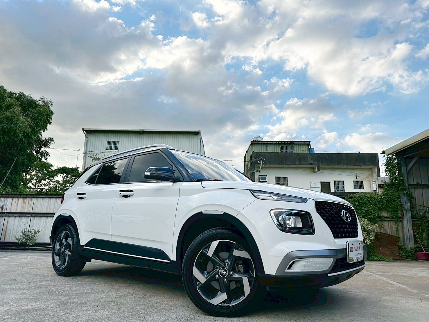 最頂級 跑四萬 2023年 Hyundai Venue 1.6懷特黑B&W CVT 8速手自排 自然進氣  第10張相片