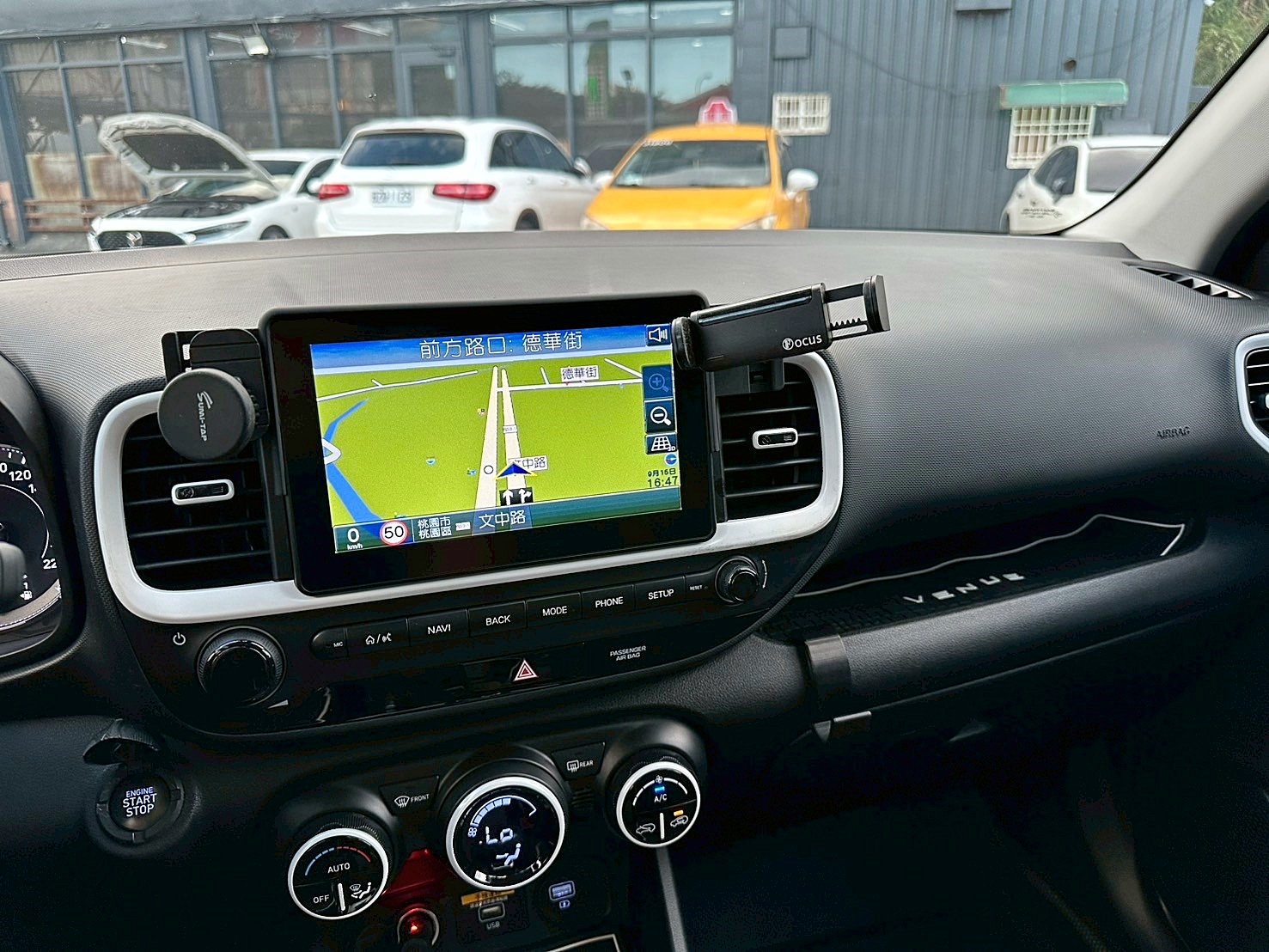 最頂級 跑四萬 2023年 Hyundai Venue 1.6懷特黑B&W CVT 8速手自排 自然進氣  第11張相片