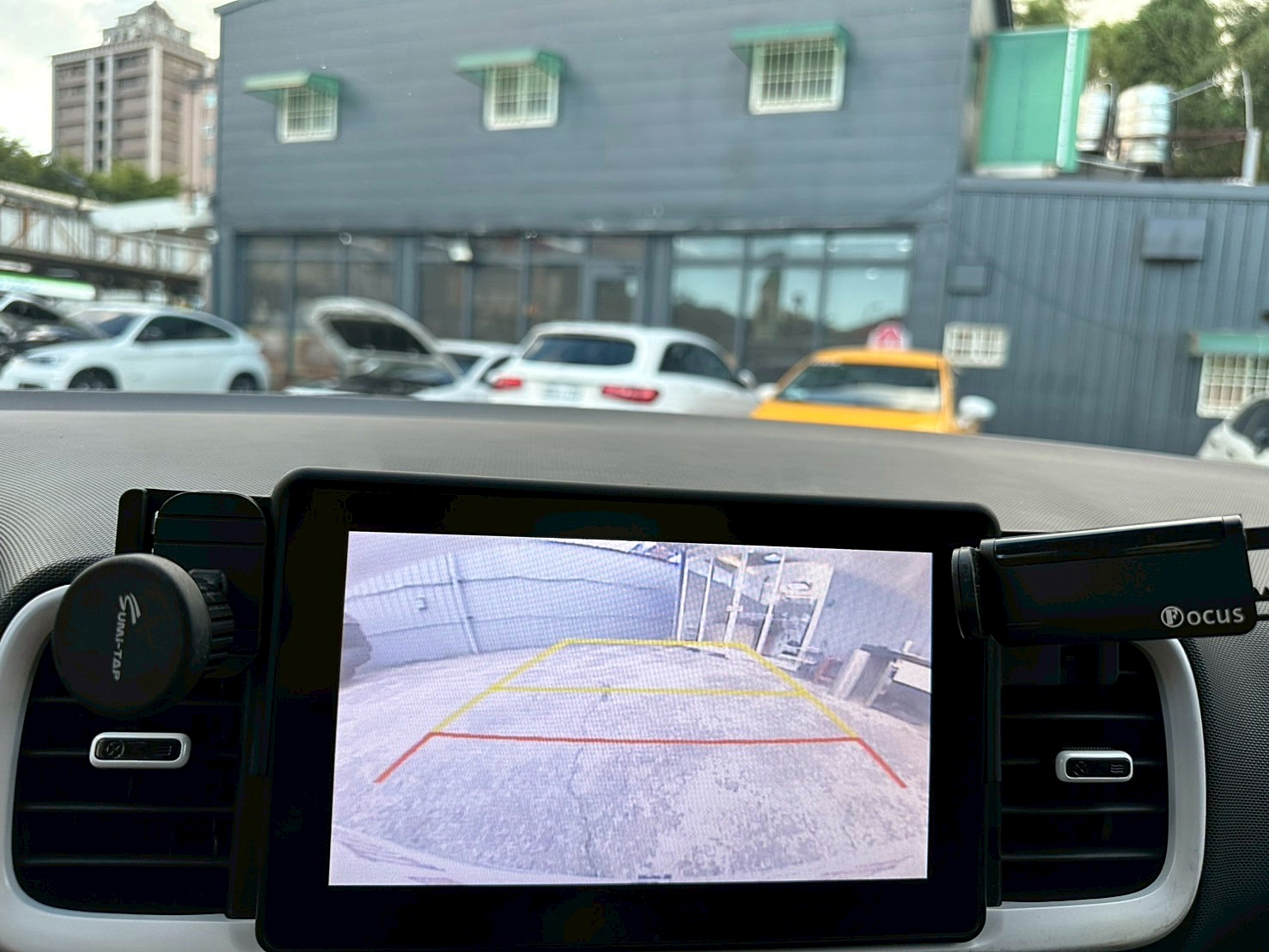 最頂級 跑四萬 2023年 Hyundai Venue 1.6懷特黑B&W CVT 8速手自排 自然進氣  第13張相片