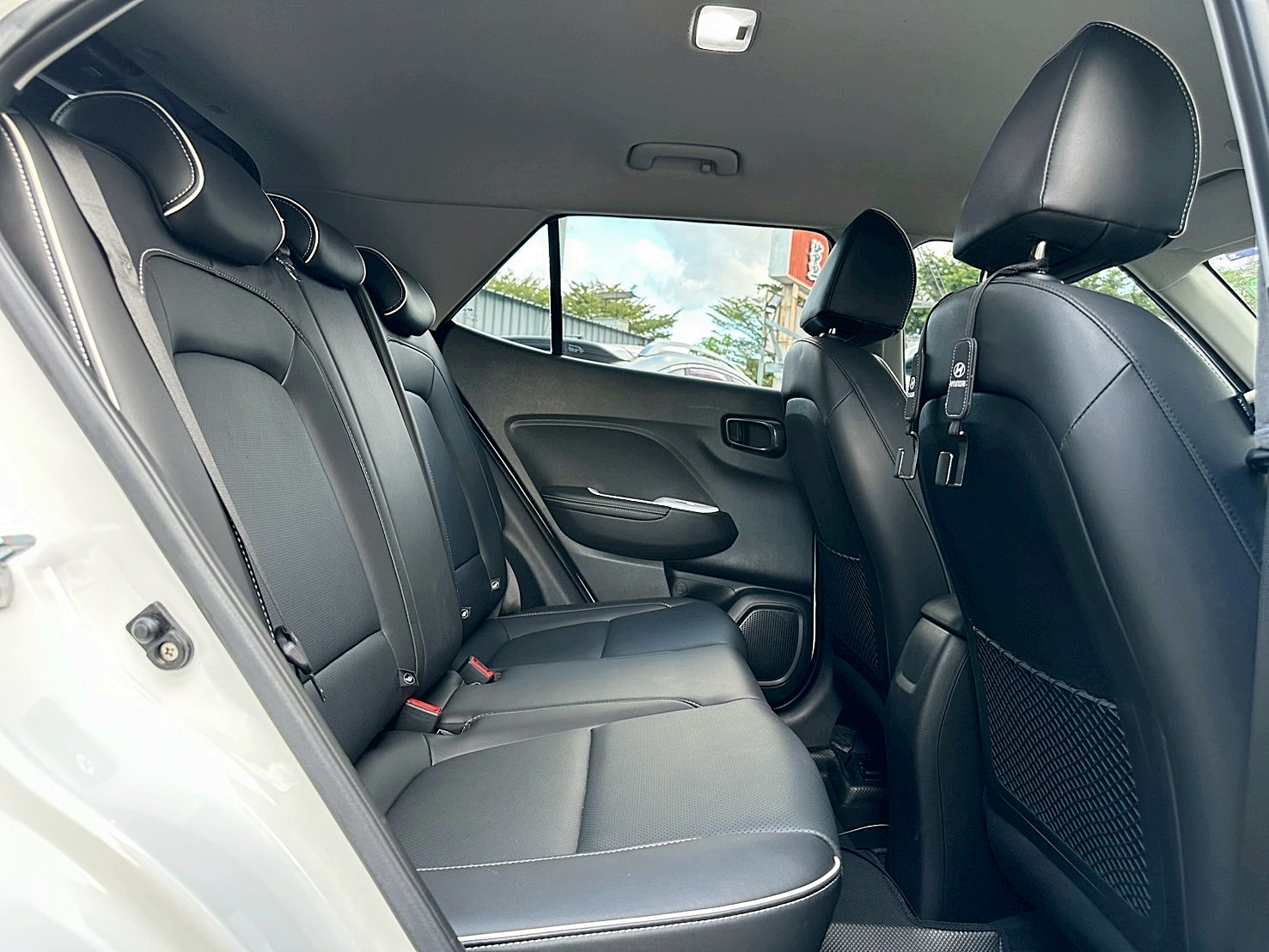 最頂級 跑四萬 2023年 Hyundai Venue 1.6懷特黑B&W CVT 8速手自排 自然進氣  第15張相片