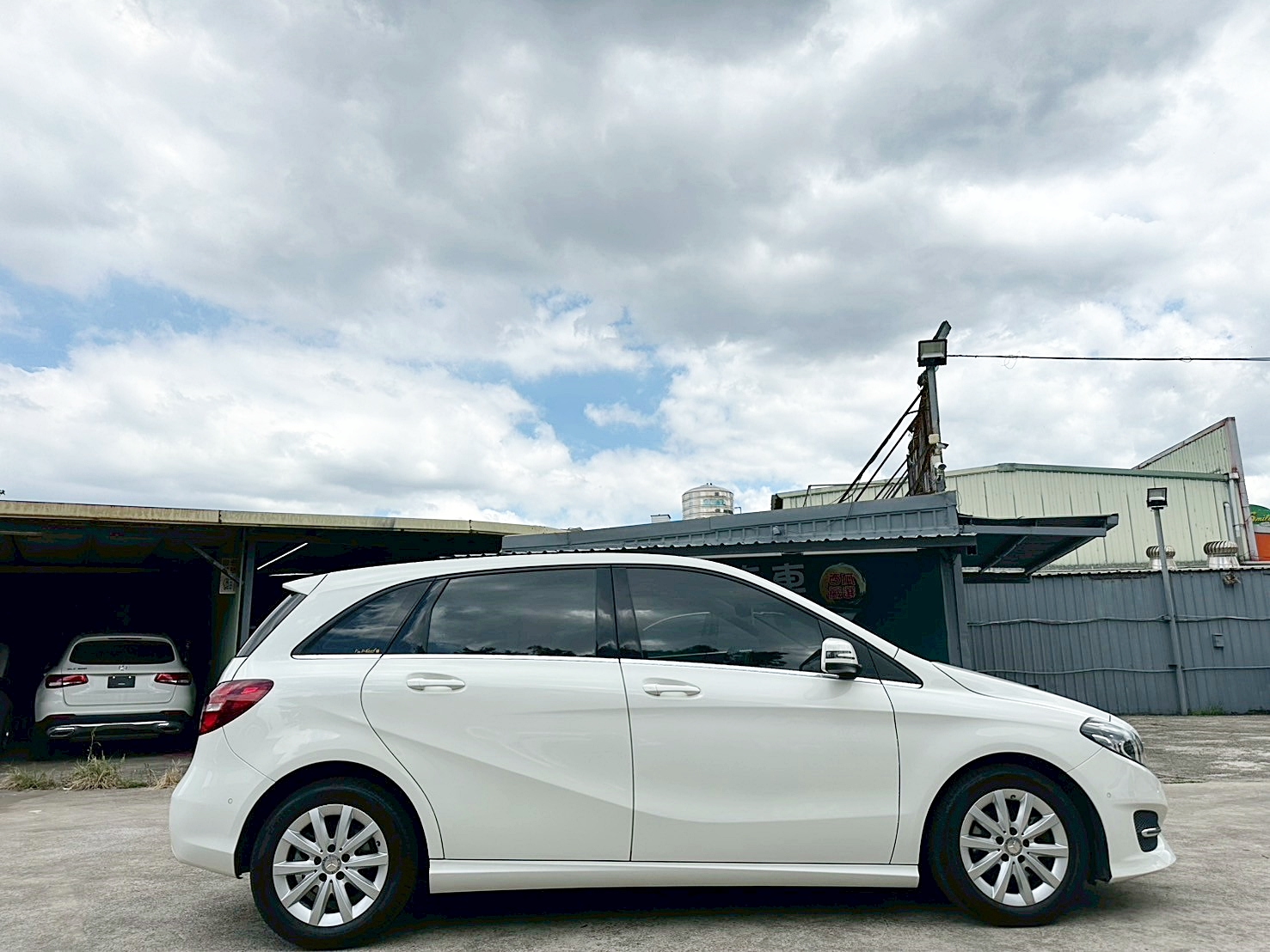 實車比照片更美 2016年 BENZ B180 1.6 新車價156萬 僅跑八萬 雙離合器7速自手排 渦輪增壓  第3張相片