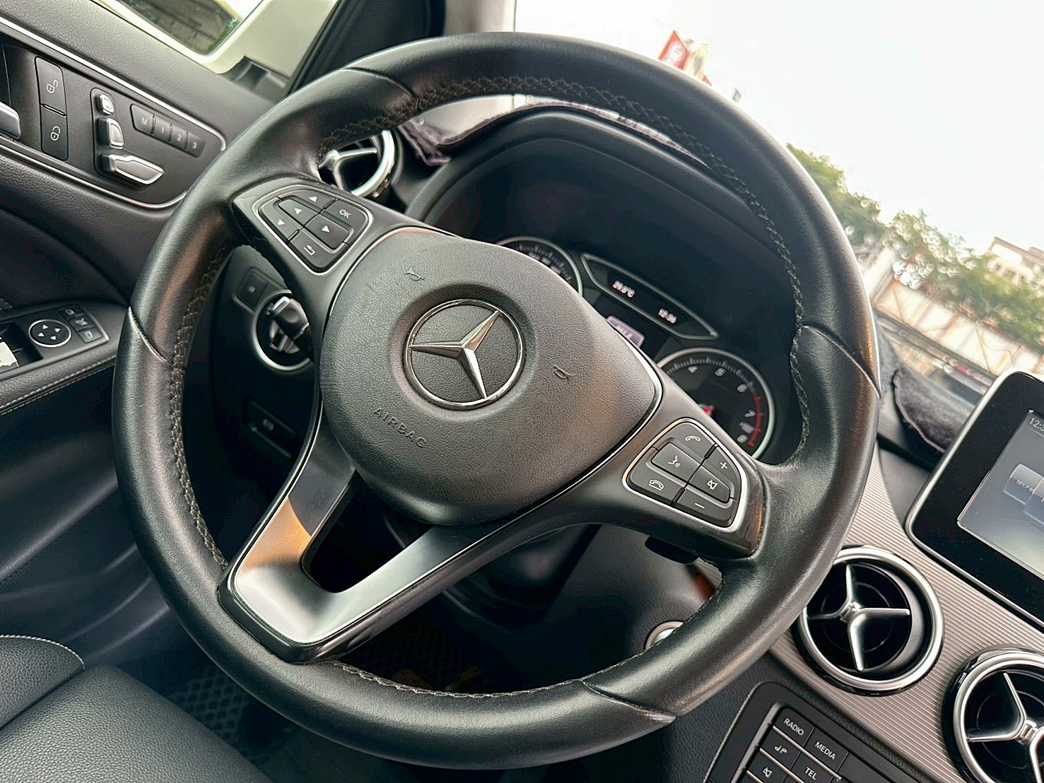 實車比照片更美 2016年 BENZ B180 1.6 新車價156萬 僅跑八萬 雙離合器7速自手排 渦輪增壓  第6張相片