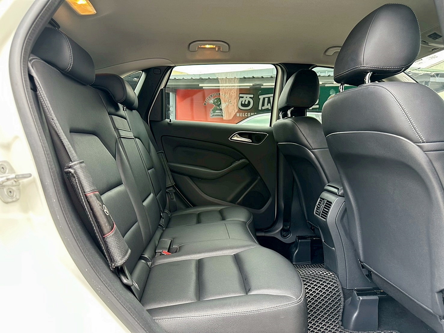 實車比照片更美 2016年 BENZ B180 1.6 新車價156萬 僅跑八萬 雙離合器7速自手排 渦輪增壓  第13張相片