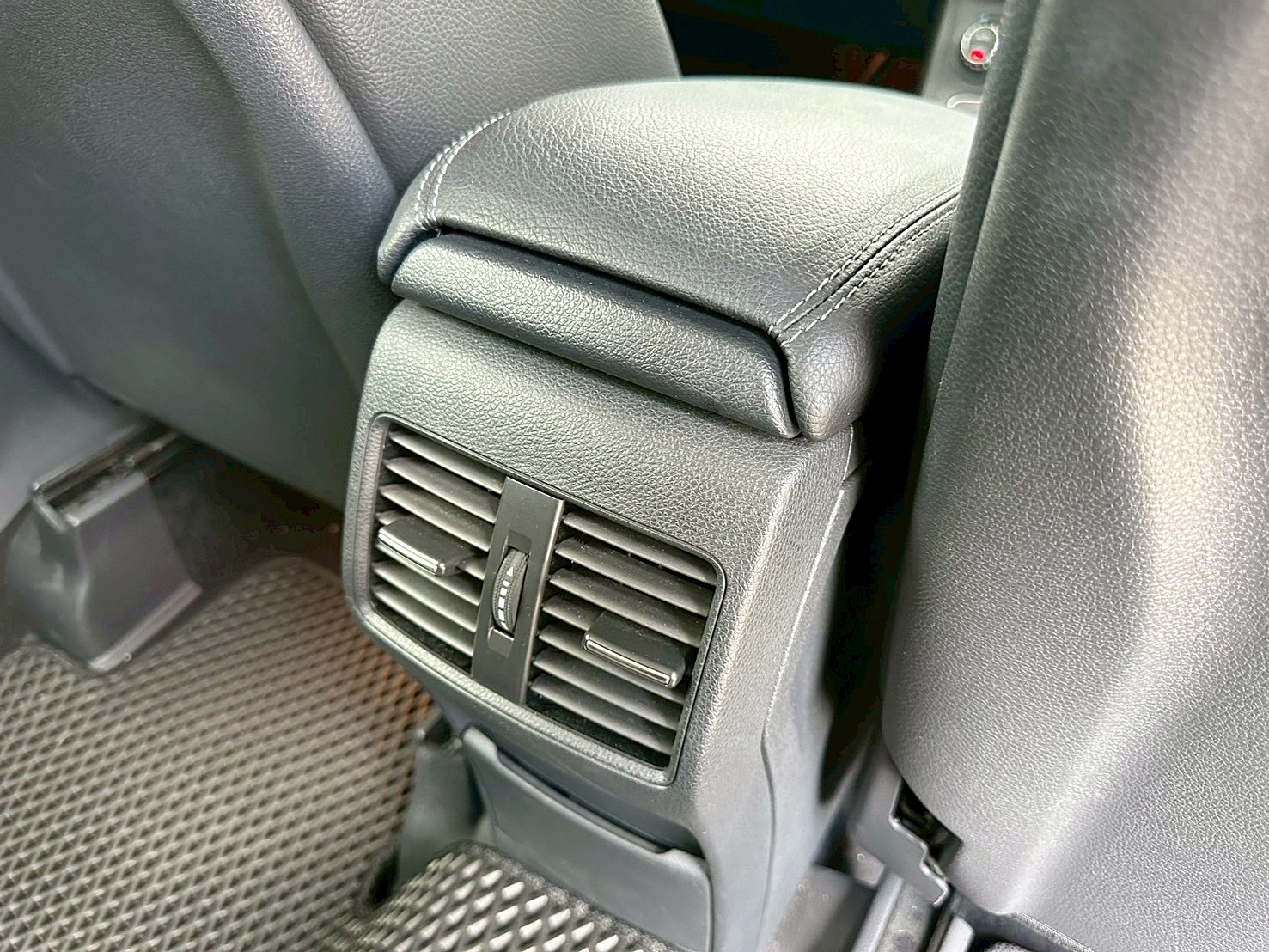 實車比照片更美 2016年 BENZ B180 1.6 新車價156萬 僅跑八萬 雙離合器7速自手排 渦輪增壓  第14張相片