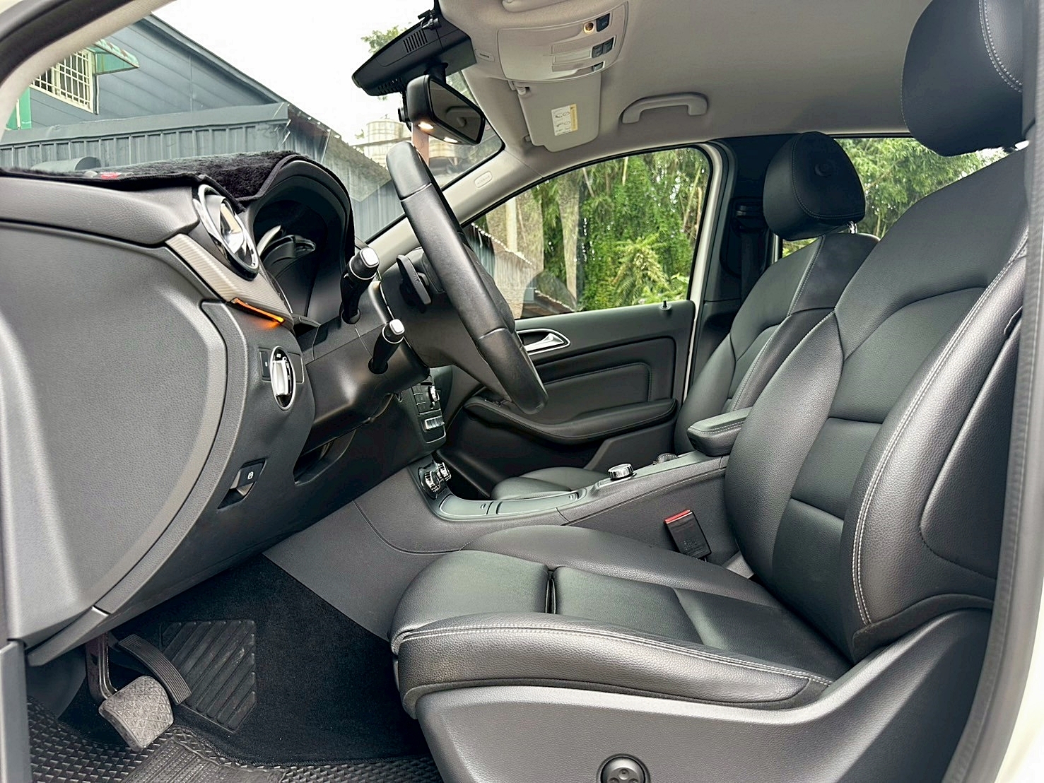 實車比照片更美 2016年 BENZ B180 1.6 新車價156萬 僅跑八萬 雙離合器7速自手排 渦輪增壓  第18張相片