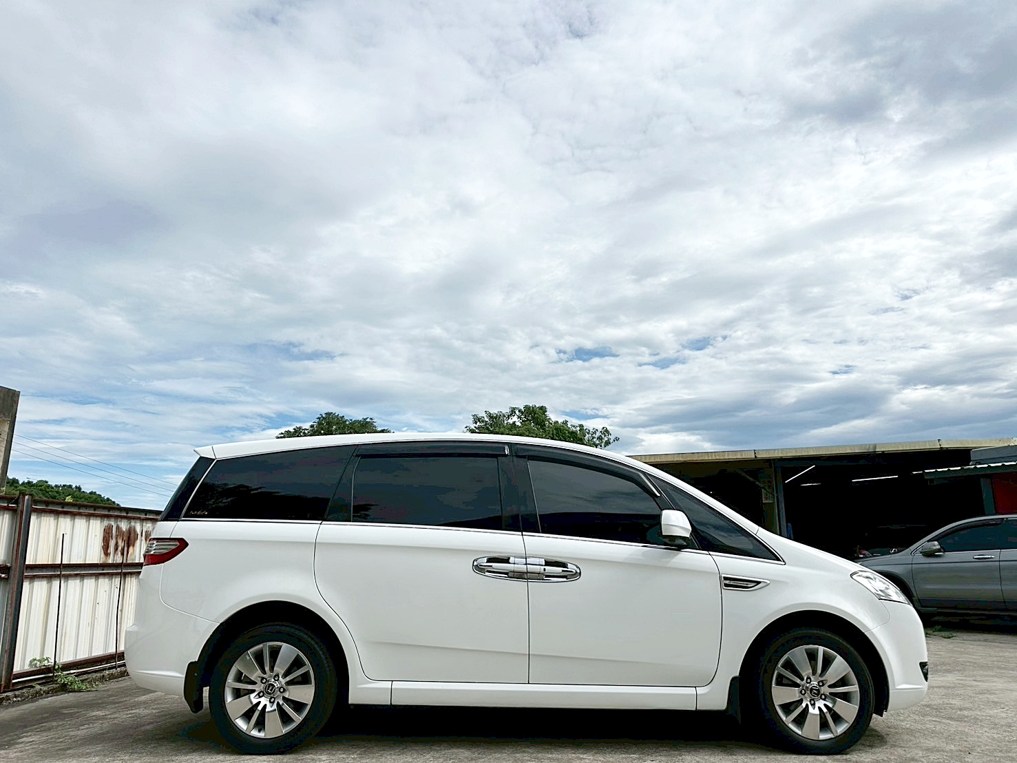 超舒適七人 認證車一年保固 2013年 Luxgen 7 MPV 2.2 尊爵型 5速手自排 渦輪增壓  第3張相片