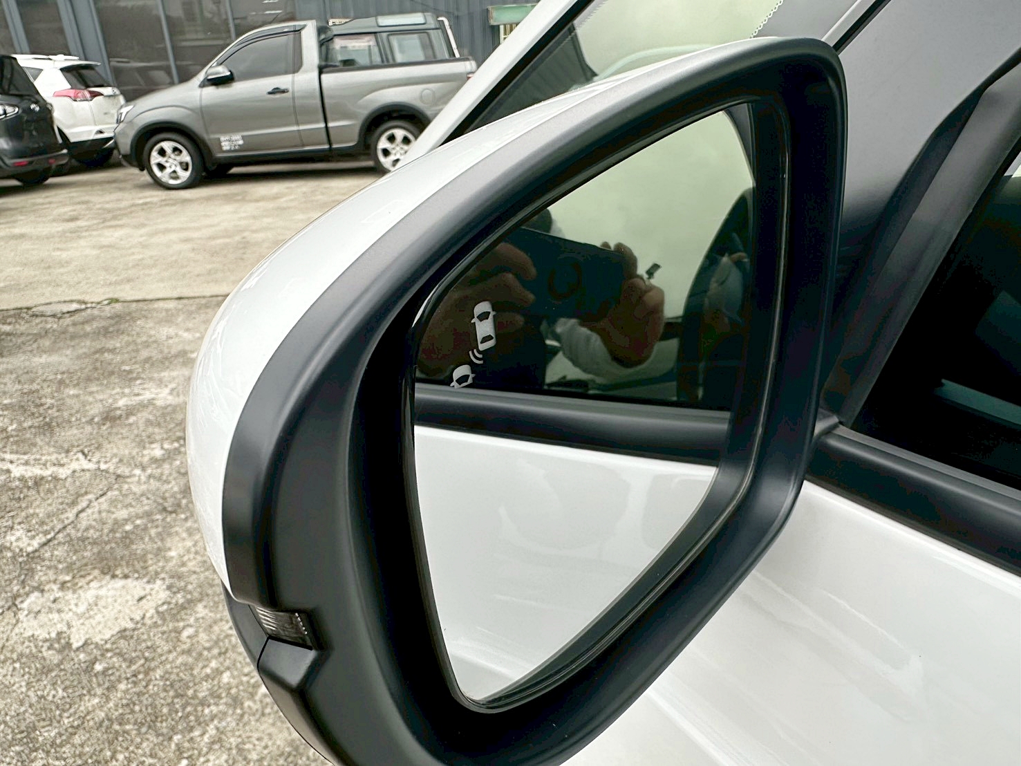 LINE ID:goodcar888 油電新時代 一年車 現買現賺價差  Honda Fit e：HEV油電版 新車價83萬 跑2萬  第4張相片