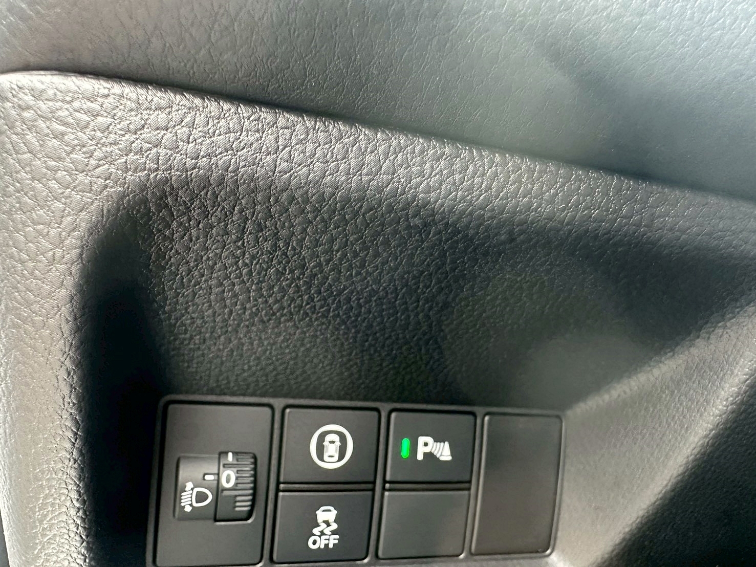 LINE ID:goodcar888 油電新時代 一年車 現買現賺價差  Honda Fit e：HEV油電版 新車價83萬 跑2萬  第10張相片