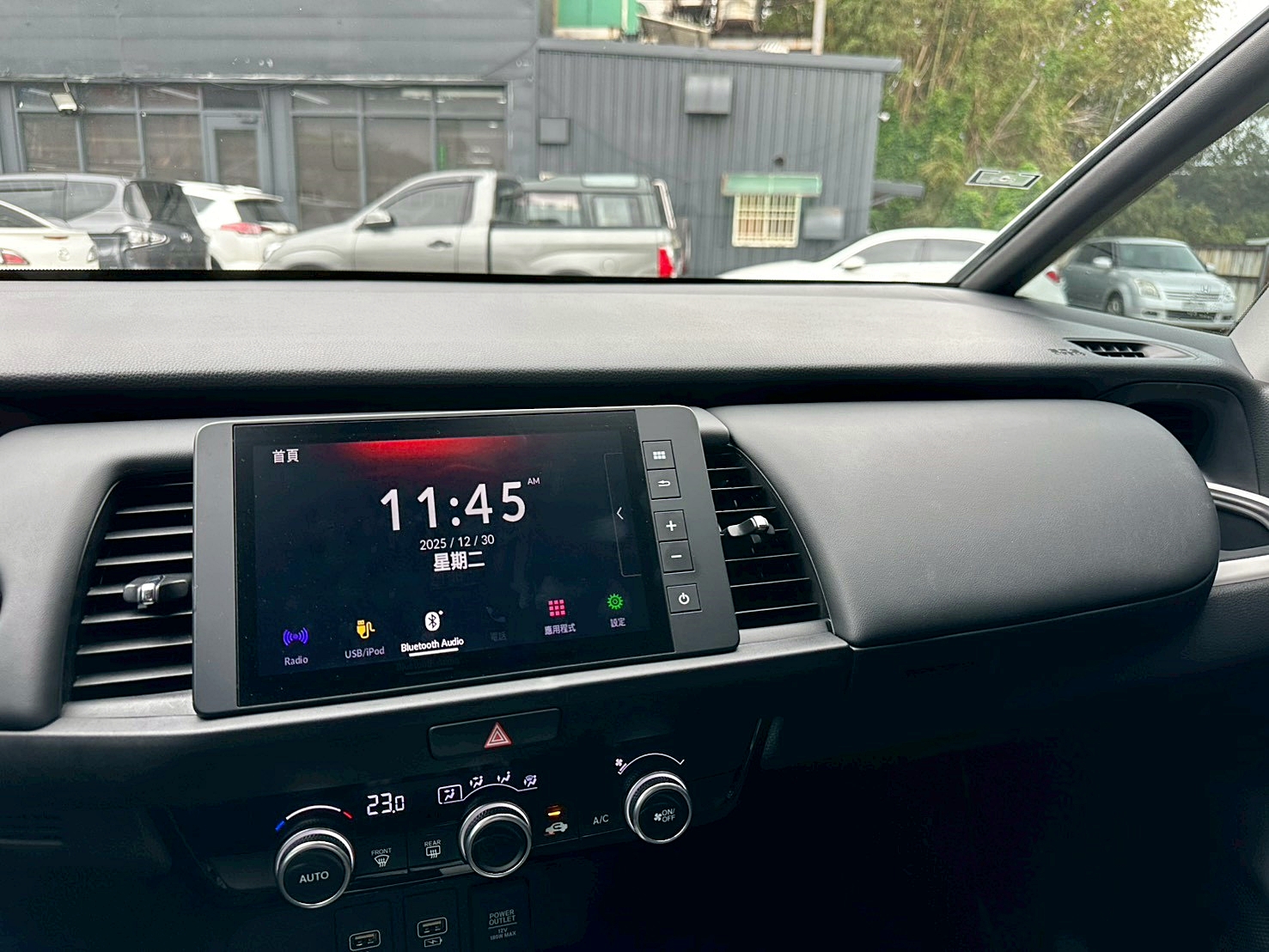 LINE ID:goodcar888 油電新時代 一年車 現買現賺價差  Honda Fit e：HEV油電版 新車價83萬 跑2萬  第12張相片