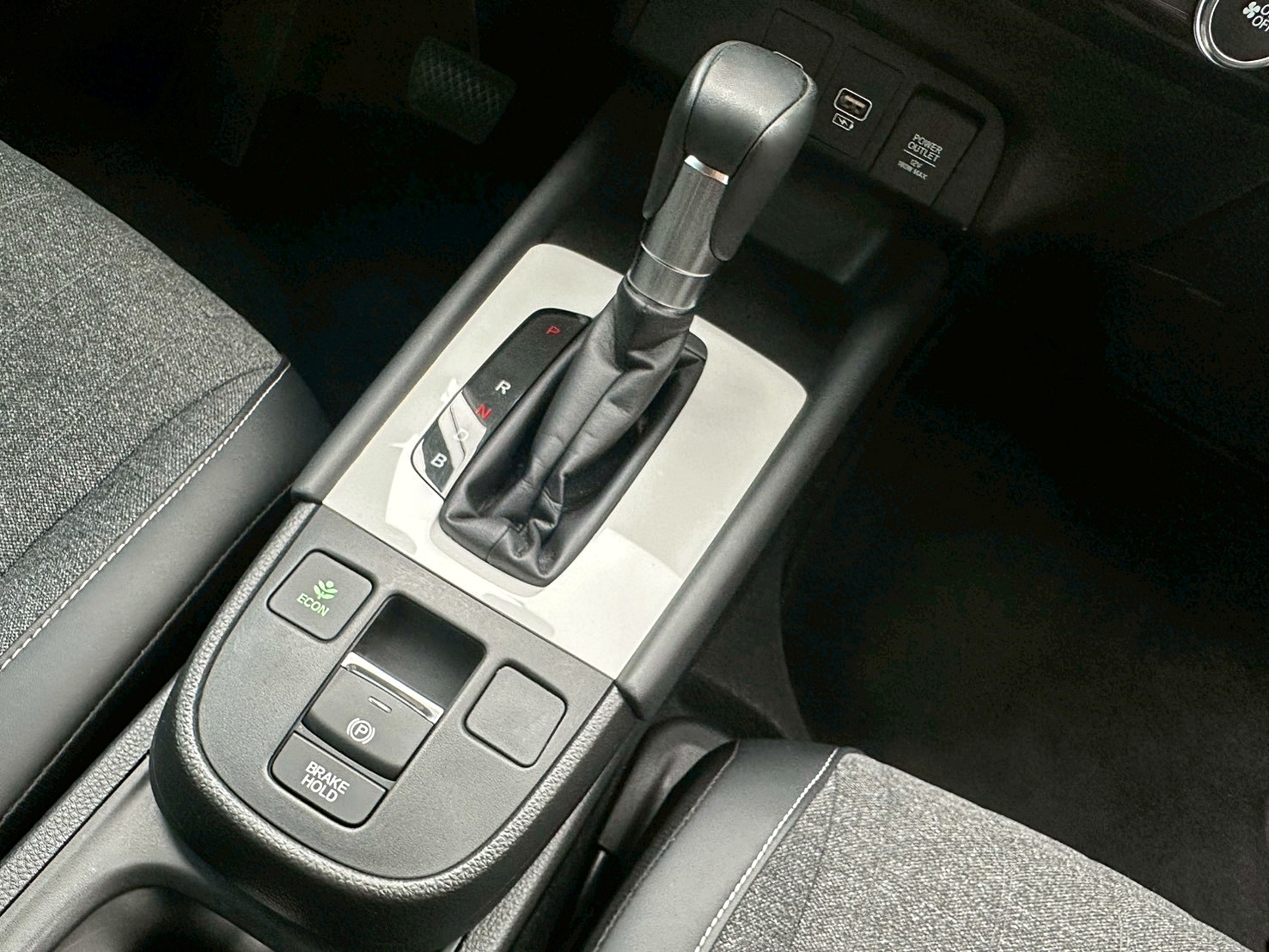 LINE ID:goodcar888 油電新時代 一年車 現買現賺價差  Honda Fit e：HEV油電版 新車價83萬 跑2萬  第14張相片