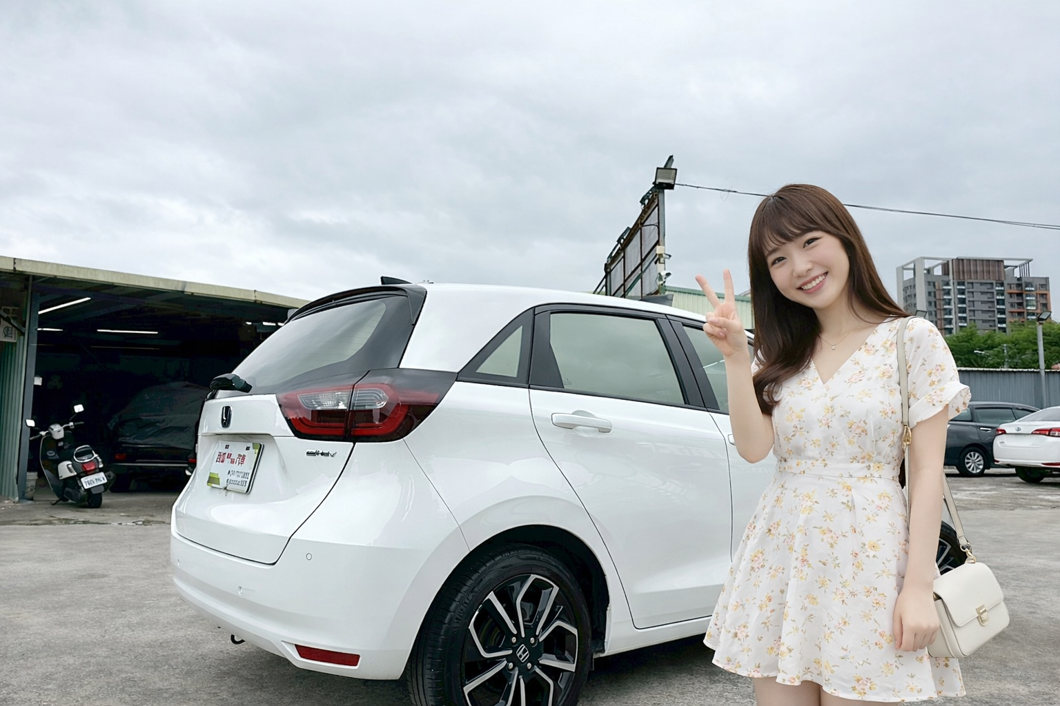 LINE ID:goodcar888 油電新時代 一年車 現買現賺價差  Honda Fit e：HEV油電版 新車價83萬 跑2萬  第16張相片