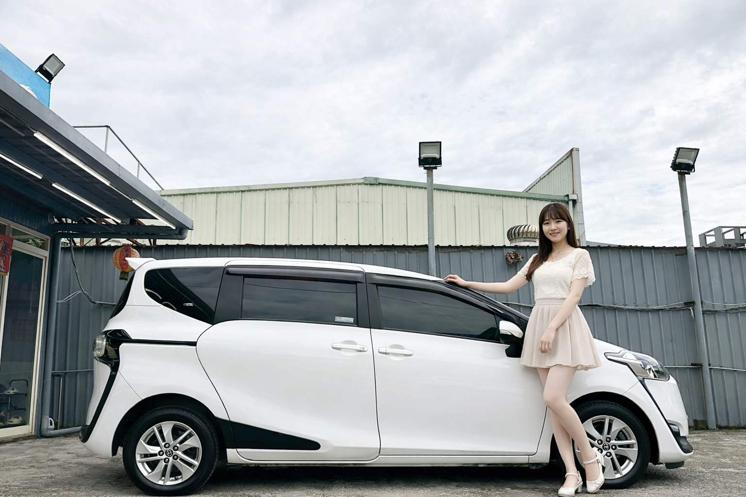 LINE ID:goodcar888七人座 電動滑門 教師用車 認證好兩年保固 Toyota Sienta 7人座豪華＋ 新車價81.5萬 CVT無段變速 自然進氣  第3張相片