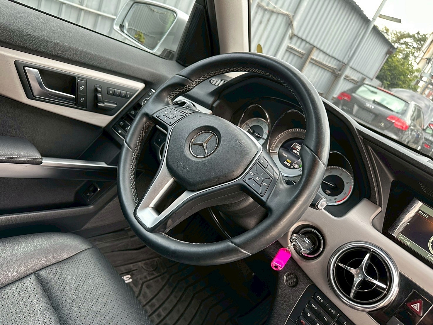 LINE ID:goodcar888 2014年 Benz GLK220 CDI 2.1豪華版 新車價259萬 僅跑十萬 少開一年跑約八千  第6張相片