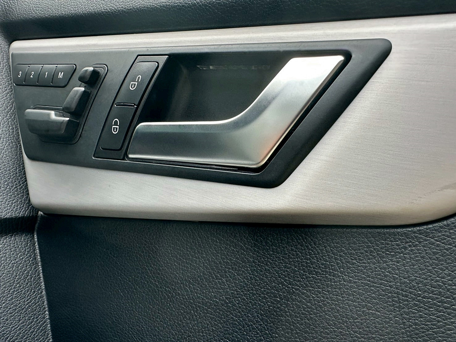 LINE ID:goodcar888 2014年 Benz GLK220 CDI 2.1豪華版 新車價259萬 僅跑十萬 少開一年跑約八千  第10張相片