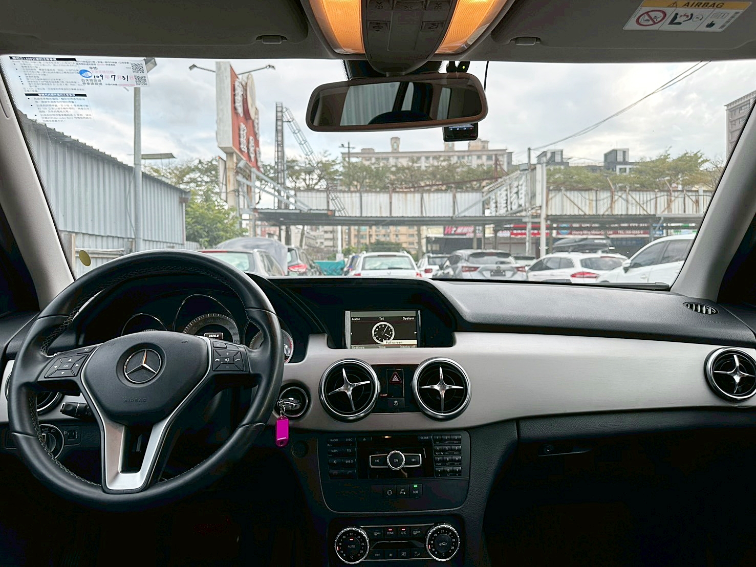 LINE ID:goodcar888 2014年 Benz GLK220 CDI 2.1豪華版 新車價259萬 僅跑十萬 少開一年跑約八千  第17張相片