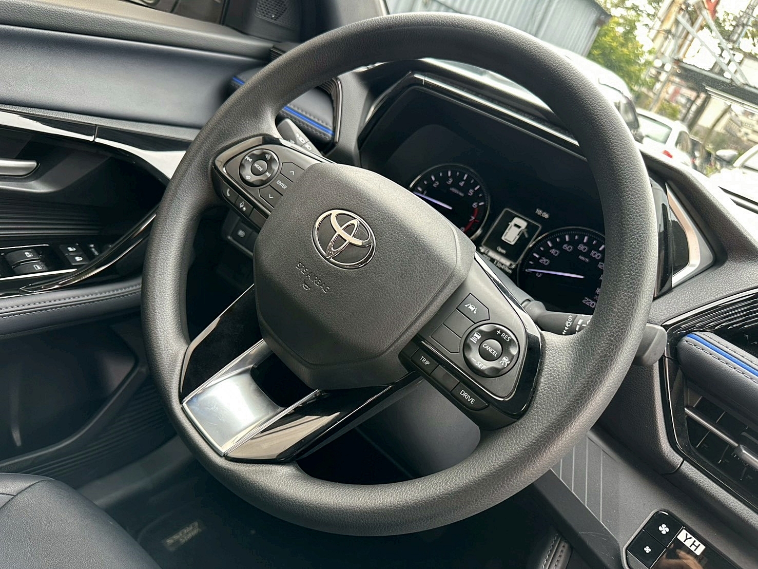 LINE ID:goodcar888 一年車現買現賺價差 2025年 Toyota Yaris Cross 1.5酷動版 新車價73.5萬 原廠保養 保固中 僅跑1.3萬  第9張相片