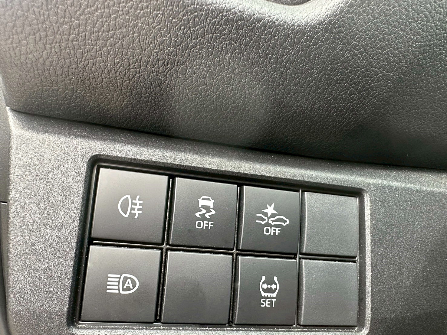 LINE ID:goodcar888 一年車現買現賺價差 2025年 Toyota Yaris Cross 1.5酷動版 新車價73.5萬 原廠保養 保固中 僅跑1.3萬  第11張相片