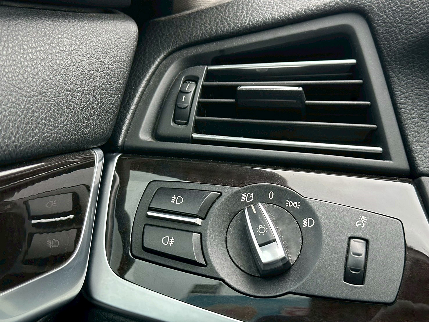 LINE ID:goodcar888 2012年 BMW 528i 2.0 領航版 新車價318萬 8速手自排 渦輪增壓 僅跑13萬 大螢幕安卓機  第10張相片