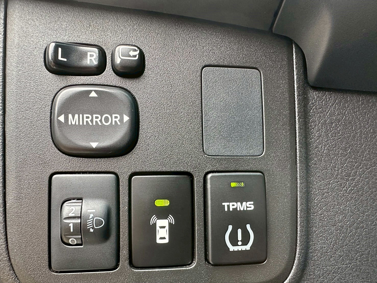 LINE ID:goodcar888 ★超低里程 僅此一台 認證車兩年保固☆2016年 Toyota Wish 2.0豪華 原廠保養 僅跑9萬  第9張相片