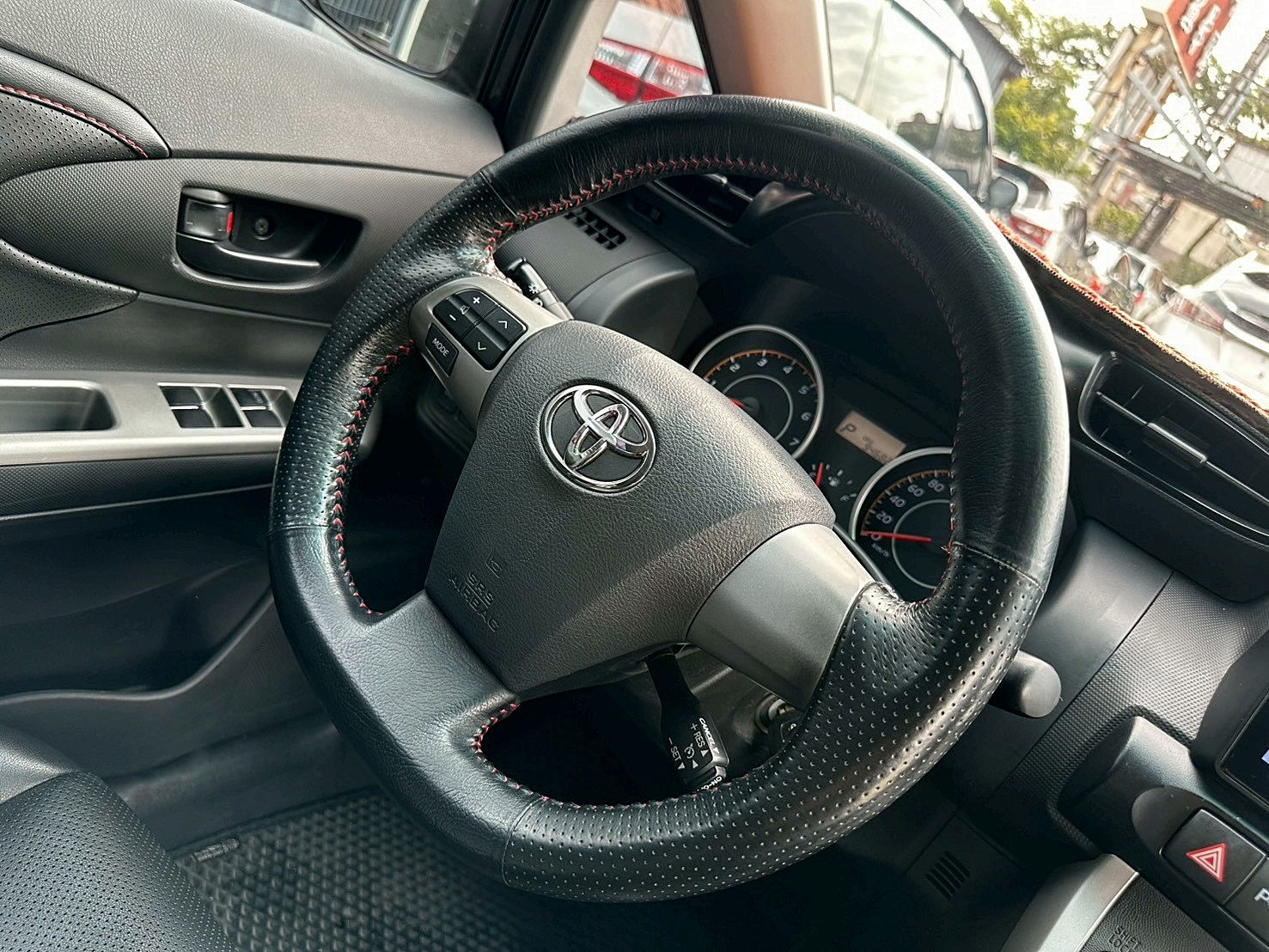 LINE ID:goodcar888 ★超低里程 僅此一台 認證車兩年保固☆2016年 Toyota Wish 2.0豪華 原廠保養 僅跑9萬  第20張相片