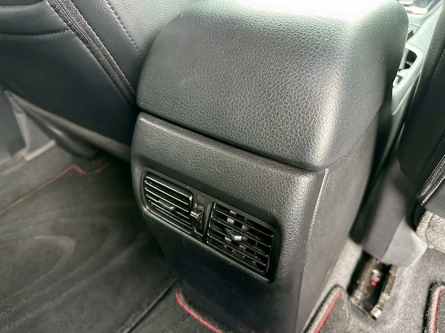 LINE ID:goodcar888 2016年 Nissan Tiida 5D 豪華影音版 CVT無段變速 自然進氣 電子式後視鏡 大螢幕安卓機 I-KEY免鑰匙啟動  第15張相片