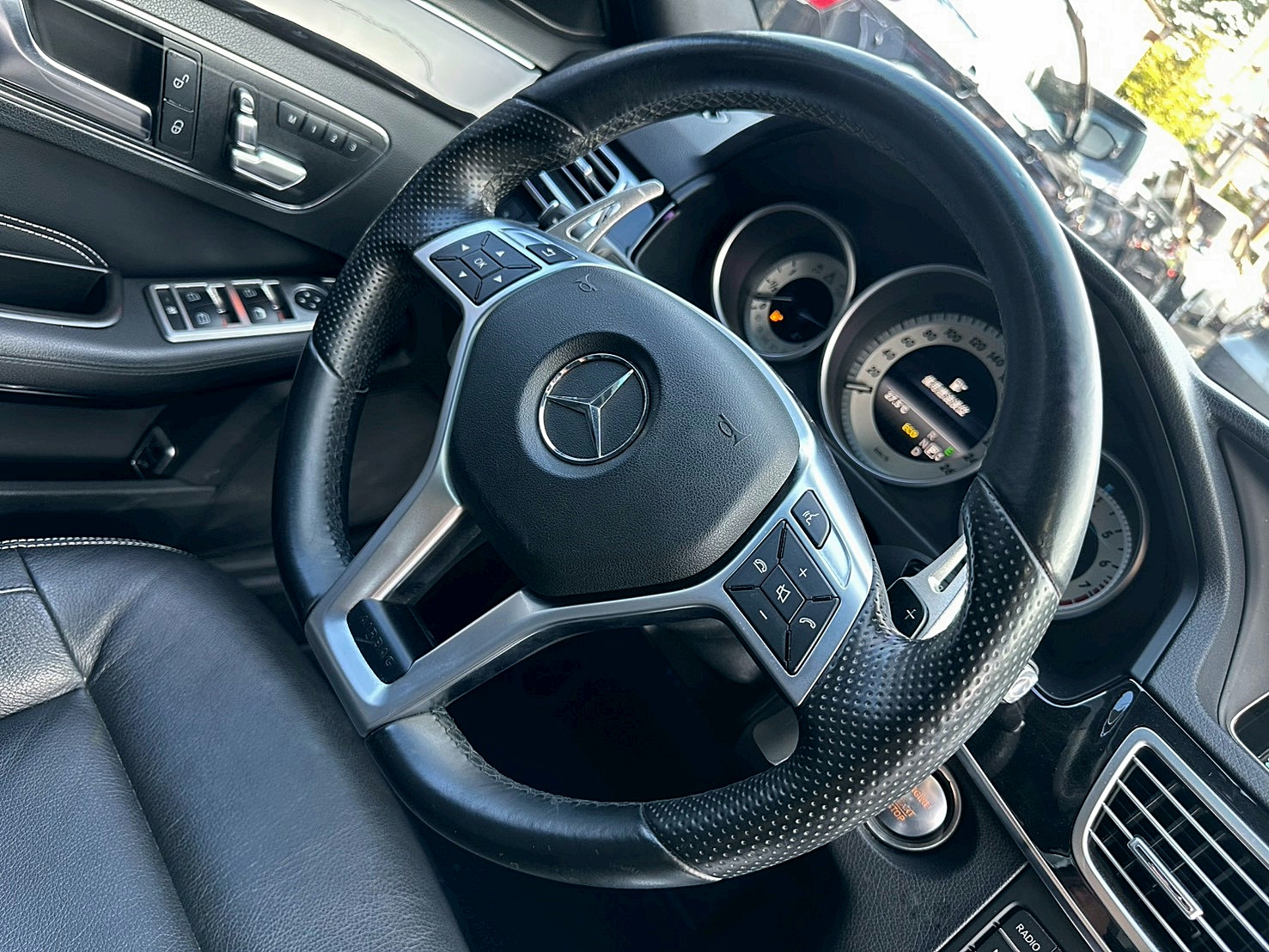 LINE ID:goodcar888七人座 2015年 Benz E250 Elegance AMG 2.0 新車價321萬 7速手自排 渦輪增壓 摸門 360環景影像  第8張相片