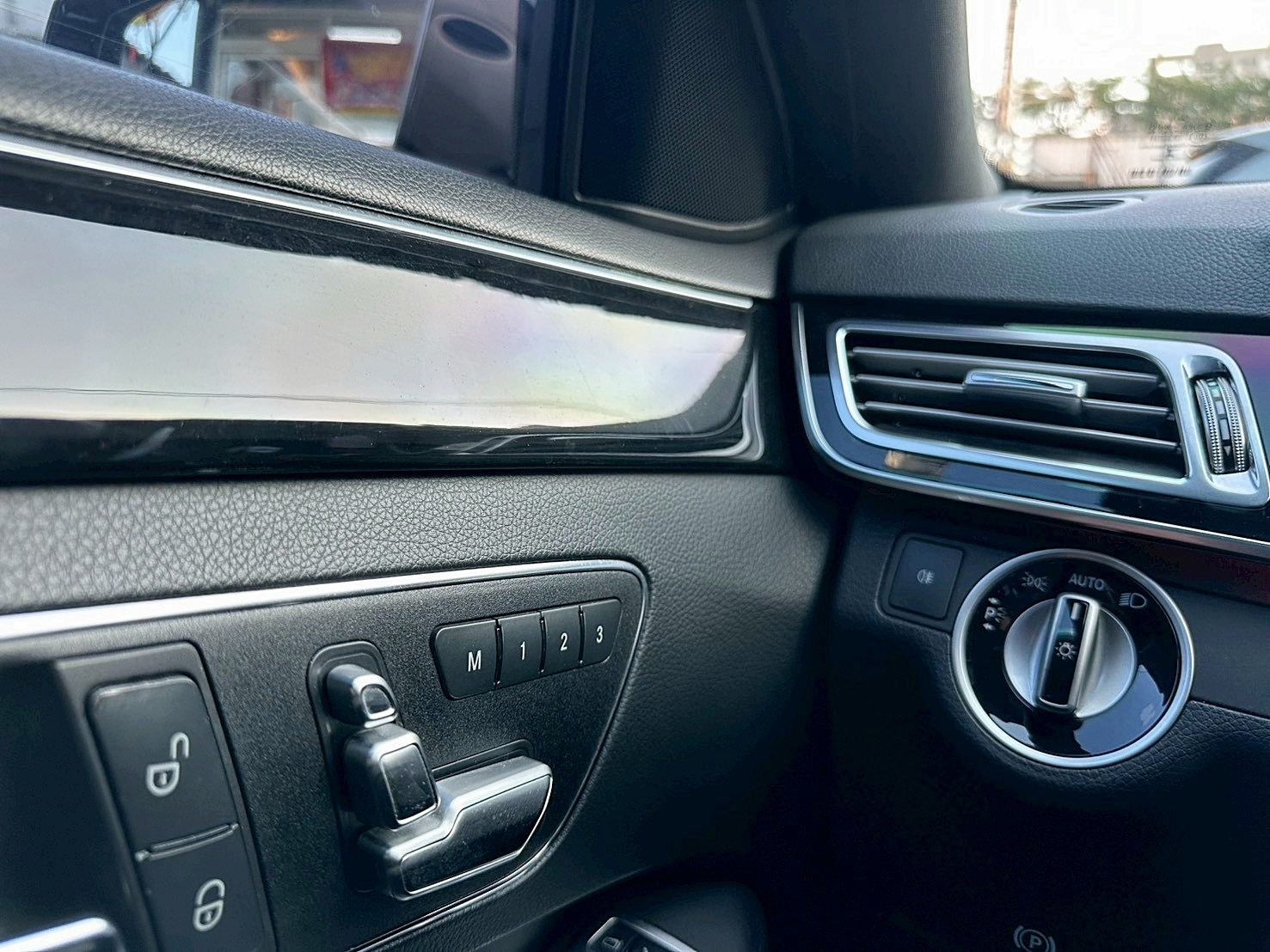 LINE ID:goodcar888七人座 2015年 Benz E250 Elegance AMG 2.0 新車價321萬 7速手自排 渦輪增壓 摸門 360環景影像  第9張相片