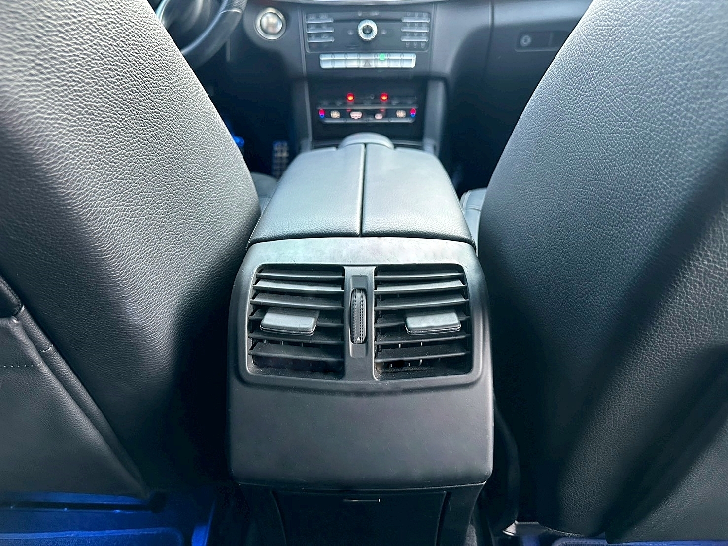 LINE ID:goodcar888七人座 2015年 Benz E250 Elegance AMG 2.0 新車價321萬 7速手自排 渦輪增壓 摸門 360環景影像  第14張相片