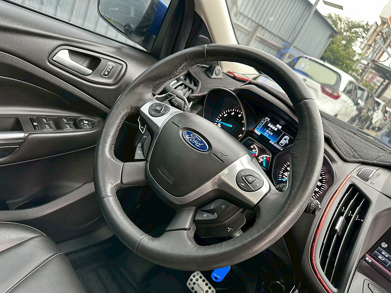 LINE ID:goodcar888 2013年 Ford Kuga 1.6時尚經典型 新車價100萬 僅跑八萬 一年跑約6千  第10張相片