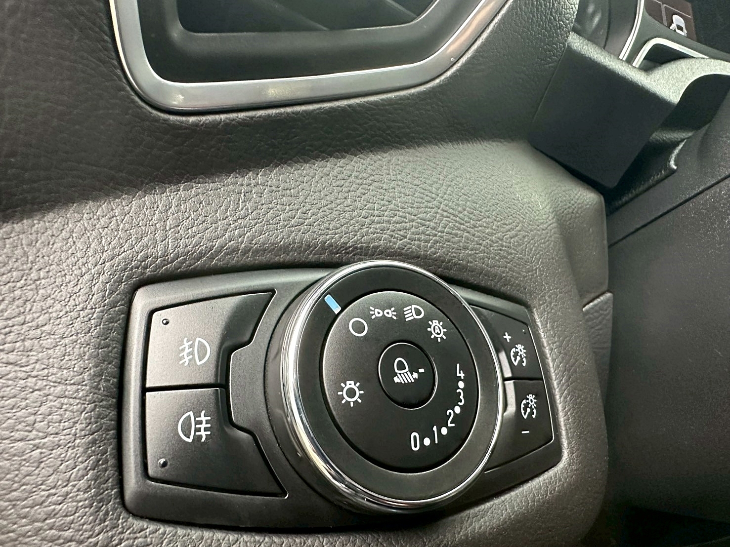 LINE ID:goodcar888 2013年 Ford Kuga 1.6時尚經典型 新車價100萬 僅跑八萬 一年跑約6千  第12張相片