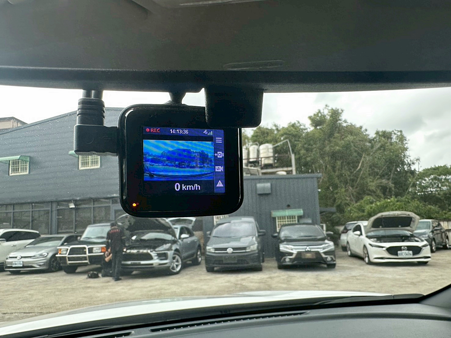 LINE ID:goodcar888 #認證車原版件全省兩年保固 2021年 Nissan Kicks 1.5智行旗艦版 原廠選配黑車頂 僅跑兩萬  第12張相片