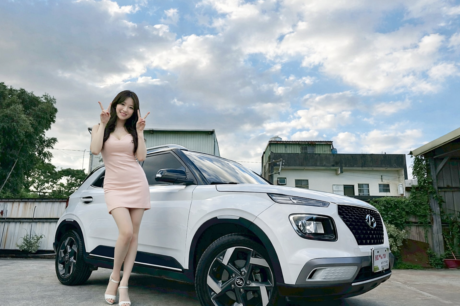 LINE ID:goodcar888 2023年 Hyundai Venue 1.6懷特黑B&W CVT 8速手自排 自然進氣 最頂級 跑四萬  第3張相片