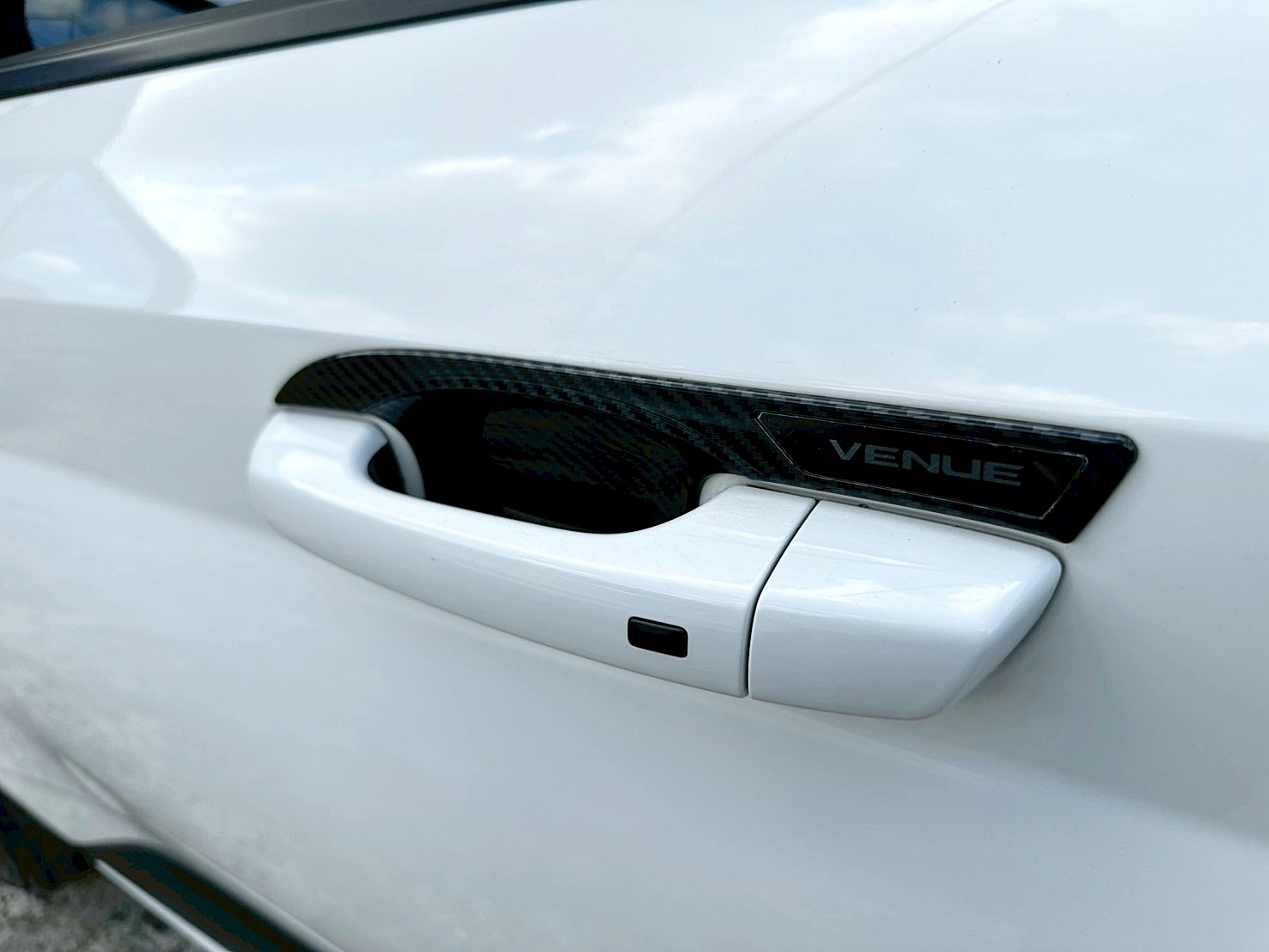 LINE ID:goodcar888 2023年 Hyundai Venue 1.6懷特黑B&W CVT 8速手自排 自然進氣 最頂級 跑四萬  第5張相片