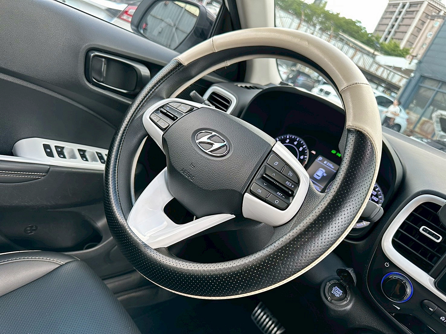 LINE ID:goodcar888 2023年 Hyundai Venue 1.6懷特黑B&W CVT 8速手自排 自然進氣 最頂級 跑四萬  第7張相片