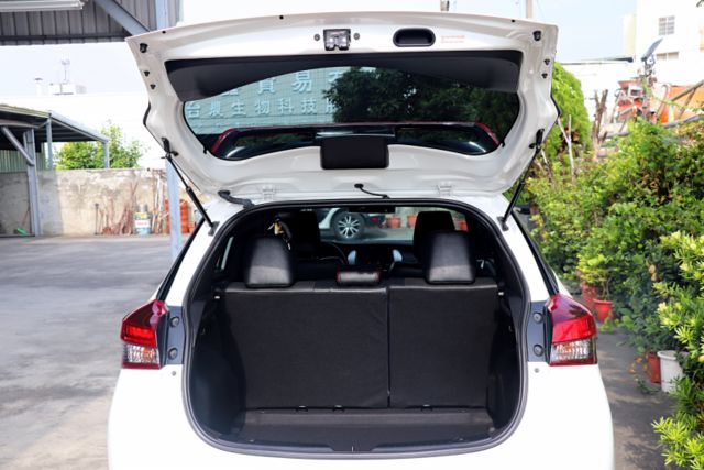 【預約來店賞車享更多優惠】★稀有 S版★超低里程★9顆氣囊★I-key★定速★CarPlay★可全貸  第6張相片