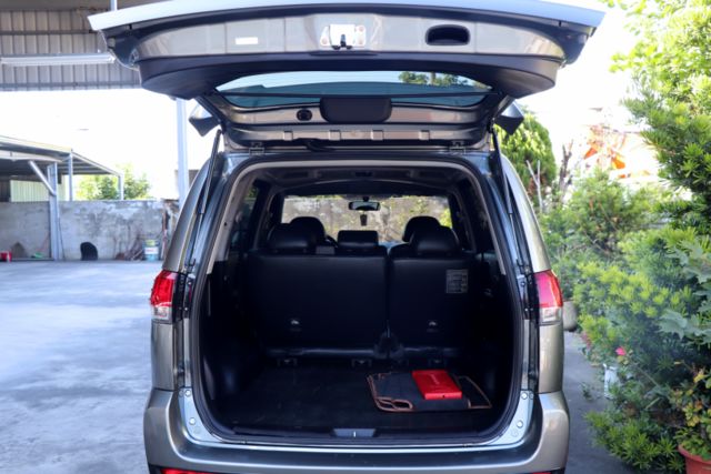 【預約來店賞車享更多優惠】★里程保證僅跑一萬★原廠保養★光感應自動頭燈★定速巡航★衛星導航★後座出風口★全車原鈑件  第6張相片