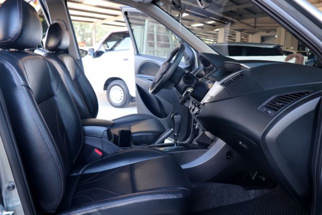 【預約來店賞車享更多優惠】★里程保證僅跑一萬★原廠保養★光感應自動頭燈★定速巡航★衛星導航★後座出風口★全車原鈑件  第14張相片