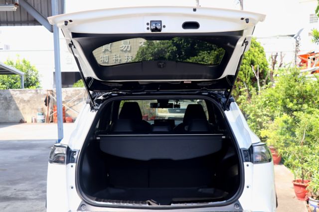 【預約來店賞車享更多優惠】★油電GR版★加裝氣氛燈★原廠保養★原廠精裝配件★大電池保固至2030年★可全貸  第6張相片