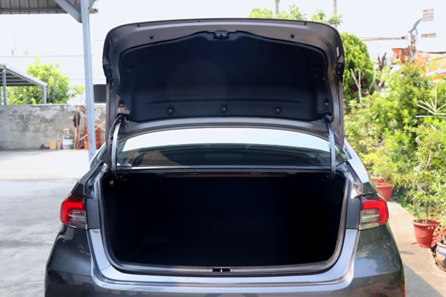 【預約來店賞車享更多優惠】★12代大改款★尊爵版★原廠保養★女用車★原廠精裝配備★可全額貸  第6張相片