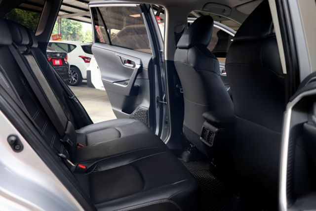 【預約來店賞車享更多優惠】★汽油旗艦版★原廠保固至2028★原廠保養★新車買不到的2.0★可全貸  第13張相片