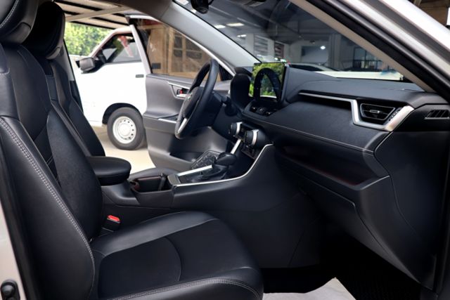 【預約來店賞車享更多優惠】★汽油旗艦版★原廠保固至2028★原廠保養★新車買不到的2.0★可全貸  第14張相片