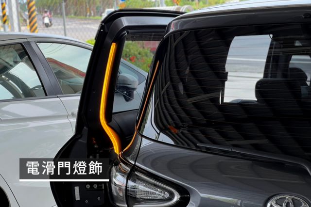 電動滑門/豪華七人座/可收納式第三排/車道偏離警示/車道變換輔助/自動緊急煞車/車門燈飾/行車紀錄器  第15張相片