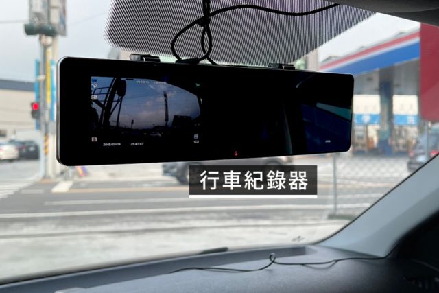 定速巡航/KEYLESS/光感應頭燈/行車紀錄器/怠速熄火/中控螢幕  第8張相片