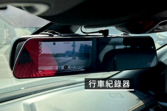 四輪驅動/中控螢幕/衛星導航/分區控溫/行車紀錄器/電動座椅/定速巡航/多功能方向盤  第8張相片