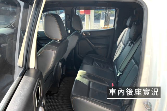 四輪驅動/中控螢幕/衛星導航/分區控溫/行車紀錄器/電動座椅/定速巡航/多功能方向盤  第10張相片